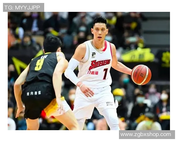 林书豪现身南京大学校园参加篮球互动活动，受到学生热情欢迎